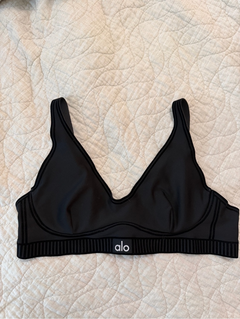 ALO Yoga Black V-Neck Signature Airlift Sports Bra - Picture 2 of 5
